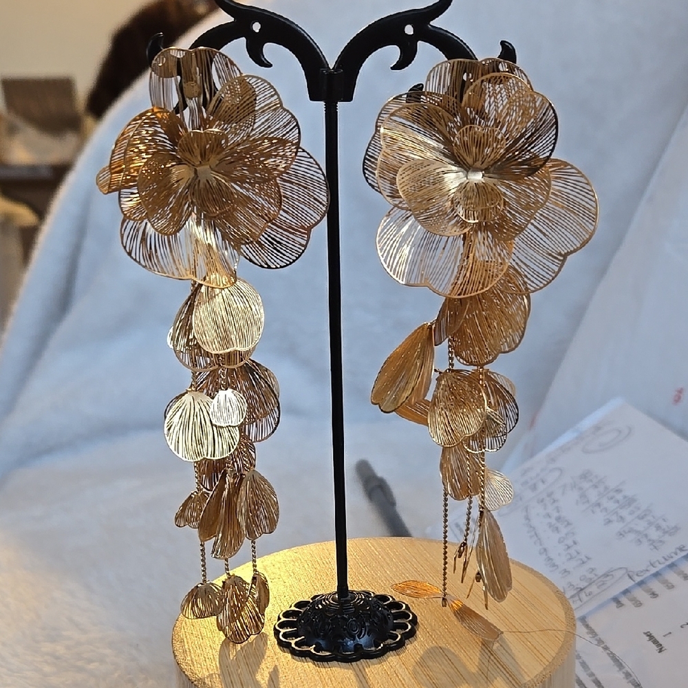 Elegant Gold Floral Dangle Earrings